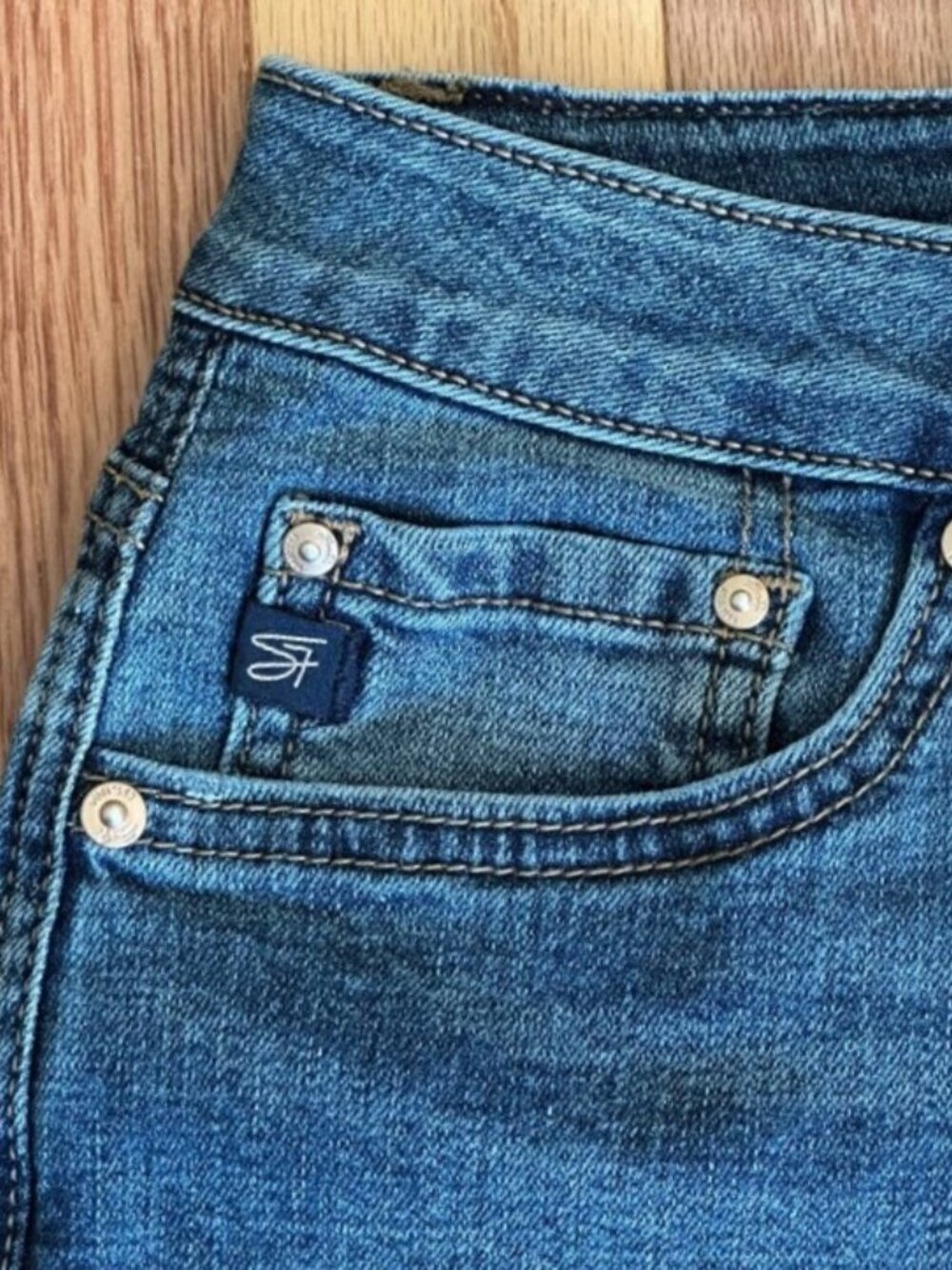 SEVEN7 Fray Hem Denim Shorts Medium Wash Size 8 NWT - Picture 4 of 12